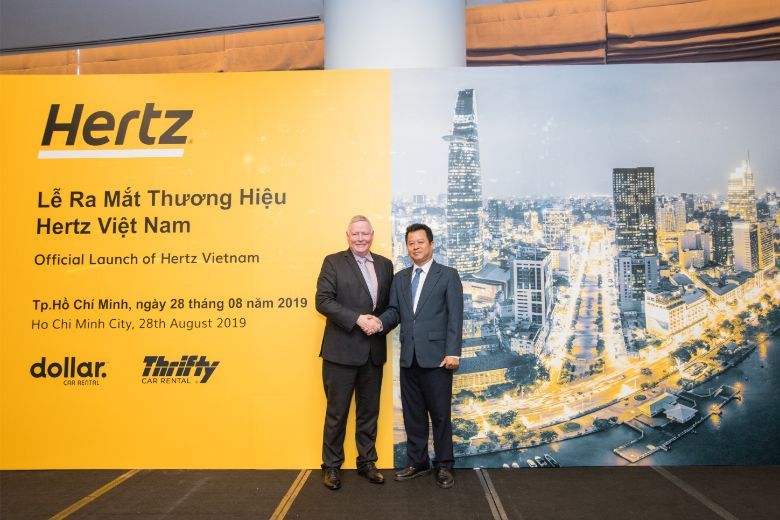 Eoin MacNeill, vice president of Hertz Asia Pacific (left) with Nim Vuon Phu, chairman of New City Rent A Car (right).