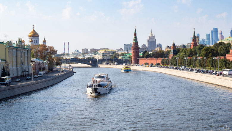 A view of the Moskva River with Sofiyskaya and Kremlin Embankments in Moscow.