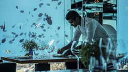 Anantara Kihavah Maldives Villas dining service.