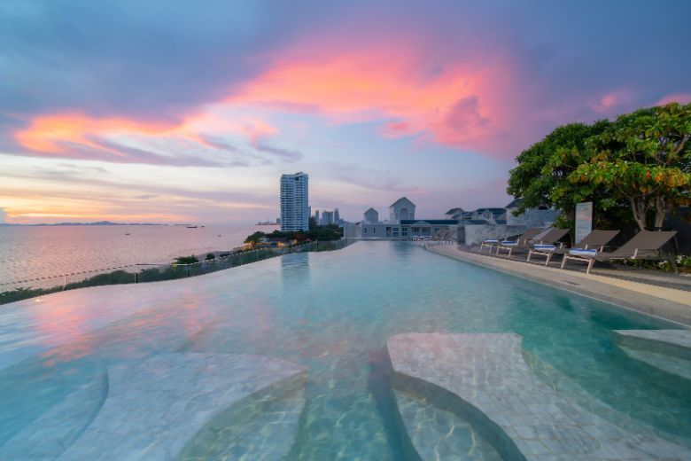 The ocean-facing infinity pool at Best Western Premier Bayphere Pattaya.