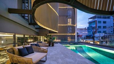 The Best Western Ratchada Hotel is situated near prominent landmarks and commercial establishments in Bangkok’s Ratchada District.