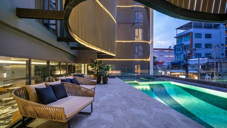 The Best Western Ratchada Hotel is situated near prominent landmarks and commercial establishments in Bangkok’s Ratchada District.