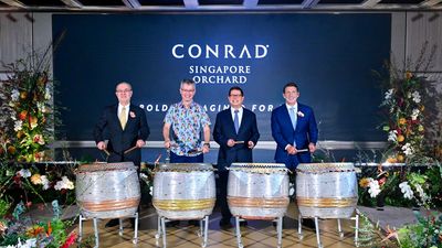The night began with a ceremonial drumming led by (from left to right) Singapore Tourism Board’s Olivier Lim, Pontiac Hotel Private Limited’s Kwee Liong Keng, Hilton’s Alan Watts, and Kajima Development Pte Ltd’s Shuichi Oishi.