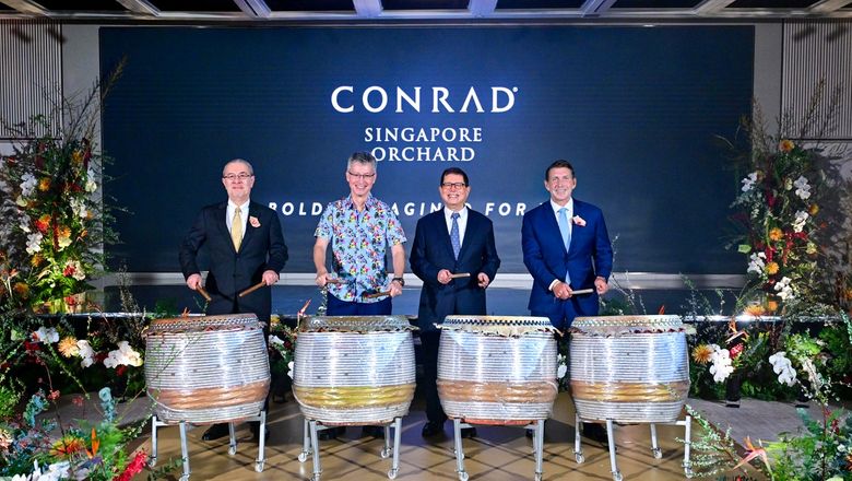 The night began with a ceremonial drumming led by (from left to right) Singapore Tourism Board’s Olivier Lim, Pontiac Hotel Private Limited’s Kwee Liong Keng, Hilton’s Alan Watts, and Kajima Development Pte Ltd’s Shuichi Oishi.