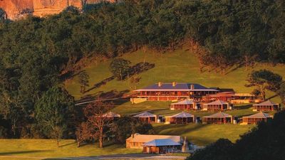 Emirates Wolgan Valley, a Ritz-Carlton Lodge will introduce a sleep-out experience, in which guests can dine by a campfire under the night sky.