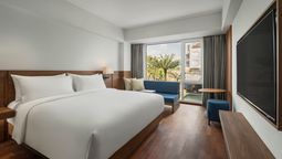 Fairfield by Marriott features 166 rooms, five meeting venues, a restaurant, lobby bar, fitness centre, outdoor pool, kids’ pool, and wedding event spaces.