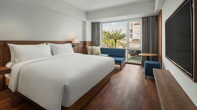 Fairfield by Marriott features 166 rooms, five meeting venues, a restaurant, lobby bar, fitness centre, outdoor pool, kids’ pool, and wedding event spaces.