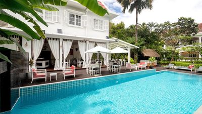 Homm Souvannaphoum Luang Prabang offers bicycle rentals, a spa, swimming pool, private balconies, Western and Laotian dining, and a cultural Laotian tasting menu.