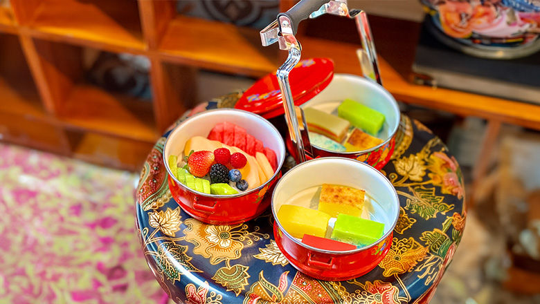 Guests staying at Hotel Indigo Singapore Katong have the opportunity to experience the ‘dapao’ (takeaway) culture by borrowing the hotel's traditional Tiffin carriers.