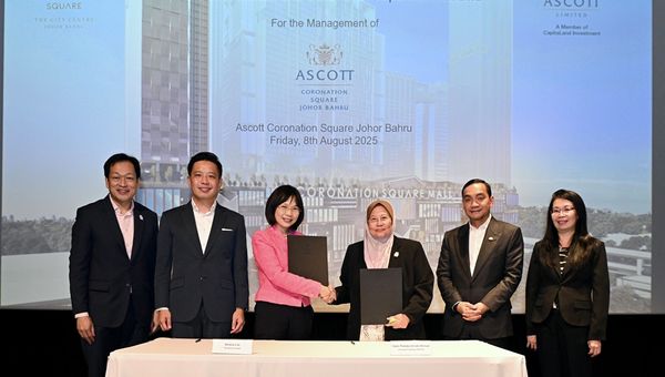 Ascott加冕广场的酒店管理协议Johor Bahru由Ascott首席增长官Serena Lim（左三）和Datin Paduka Alinah Ahmad，Coronade Properties公司关系总监Datin Paduka Alinah Ahmad（右三）。签署是由荣誉嘉宾阿尔文·坦（Alvin Tan）见证的，新加坡国务卿，贸易和工业部，国家发展部（左第二），杨·阿马特·贝尔霍尔玛特·迪托·迪托·迪托·诺恩·哈菲斯·宾·加兹（Johort ann Hafiz bin Ghazi） Coronade Properties的主任（最正确）。