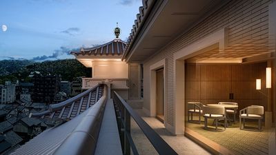 55 guestrooms offer either sweeping views of Gion’s lantern-lit streets and Kyoto’s mountains or overlook the main gate of the Gion Kobu Kaburenjo Theatre.