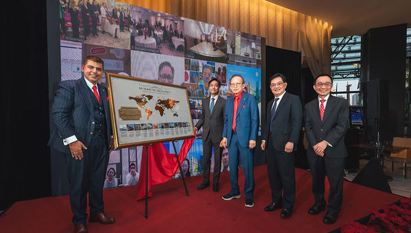 Guest-of-Honour Heng Swee Keat, Singapore’s former Deputy Prime Minister, presented a token of appreciation to Kwek in recognition of his vision and contributions to MHR’s global success. Guest-of-Honour Heng Swee Keat, Singapore’s former Deputy Prime Minister, presented a token of appreciation to Kwek in recognition of his vision and contributions to MHR’s global success.