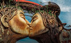 The popular Timeless Kiss statue at The Peak.