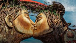 The popular Timeless Kiss statue at The Peak.