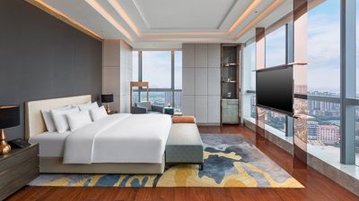 Radisson Collection Hotel, Wuxi, is just a 20 minutes' drive from Sunan Shuofang International Airport and 15 minutes from Wuxi Railway Station.