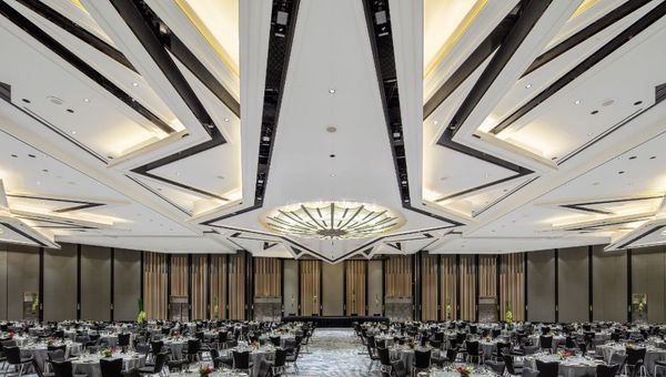 The Raffles City Convention Centre offers more than 10,000 sqm of flexible function space, including 34 meeting rooms and three ballrooms. The Raffles City Convention Centre offers more than 10,000 sqm of flexible function space, including 34 meeting rooms and three ballrooms.