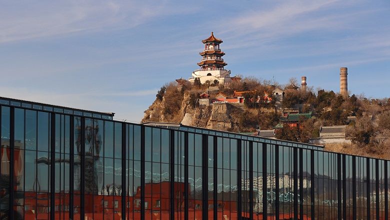 The hotel complex houses three buildings, offering views of the neighbouring Shijingshan Hill, Yongding River and Qunming Lake.