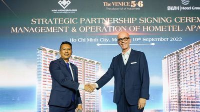 Let’s shake on it: Le Quoc Ky Quang, CEO of Hung Vuong Developer, and Olivier Berrivin, VP of International Operations – APAC at BWH Hotel Group.
