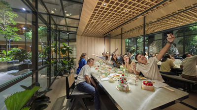 Parkroyal Collection Marina Bay’s SingapoReunion package includes a daily buffet breakfast and dinner.