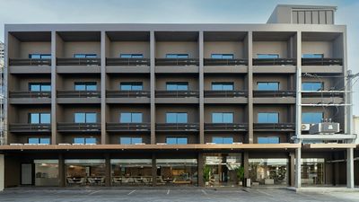 The 60-room SureStay Plus by Best Western Ramkhamhaeng Airport Rail Link is a two-minute walk from Ramkhamhaeng Airport Rail Link station in Bangkok.