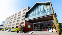 The 157 contemporary rooms at SureStay by Best Western Iconic Ari-Jatujak offer modern comforts, featuring sleek designs, and essential amenities.