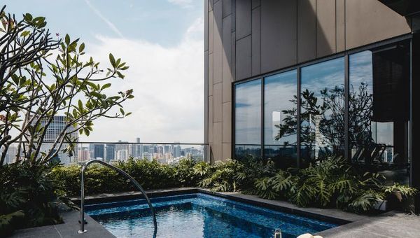 The topmost 30th floor sits the Sky Pool and jacuzzi, which overlooks the Far East Square heritage precinct and Telok Ayer district. The topmost 30th floor sits the Sky Pool and jacuzzi, which overlooks the Far East Square heritage precinct and Telok Ayer district.