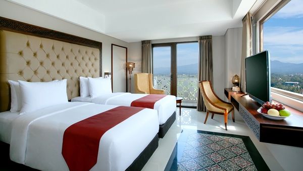 Rooms and suites, all with panoramic views, feature king or twin beds and the latest technology.