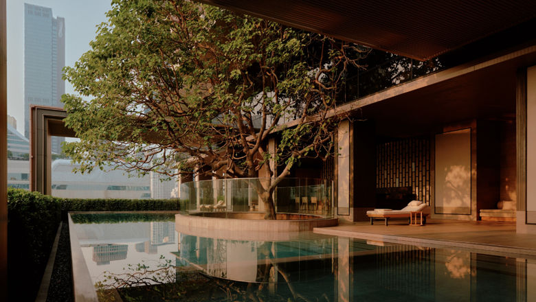 The hotel’s swimming pool is surrounded by Nai Lert Park’s lush greenery, offering a tranquil spot for relaxation under the shade of Bangkok’s third tallest tree.