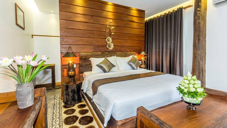 Java Wooden Villa’s bedroom reveals the old-meets-new architecture and design theme.