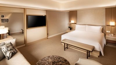 Conrad Singapore Orchard’s 445 newly renovated guest rooms showcase a contemporary residential feel.