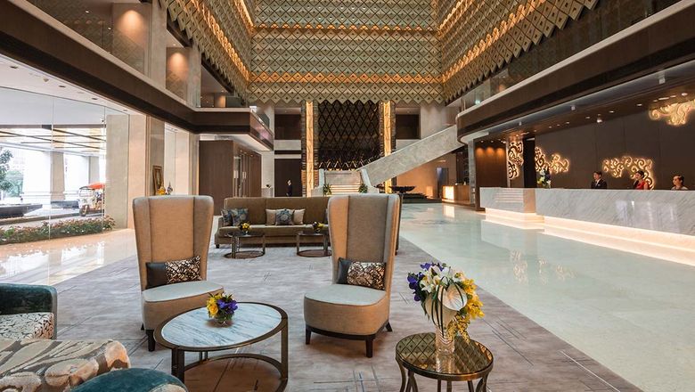 The atrium walls above the lobby feature 2,000 pieces of wooden wall art carved in the classical Thai pattern pla ta pian, symbolising prosperity and abundance.