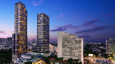 Keraton at The Plaza is located within Jakarta’s Plaza Indonesia complex, offering direct access to shopping, culture, and entertainment in the city centre.
