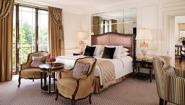 Rooms and suites feature soothing hues of pale leaf green and rose fog pink, to heather blue and lemon yellow.