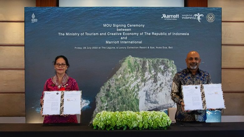 Ni Wayan Giri Adnyani of the Ministry of Tourism and Creative Economy celebrates the MOU signing with Ramesh Jackson, Indonesia area vice president for Marriot International.