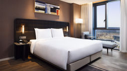 The 400 rooms include Junior and Executive Suites with living areas, Deluxe Triple Rooms for families, and select rooms with Seoul Botanic Park views.