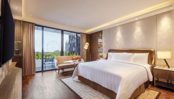 The Club Premier room features a large balcony with unblocked views of the Singapore flyer. The Club Premier room features a large balcony with unblocked views of the Singapore flyer.