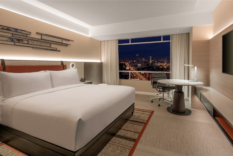 The rooms and suites of DoubleTree by Hilton Bangkok Ploenchit range from 28 to 240 sqm, with large windows offering panoramic city views.