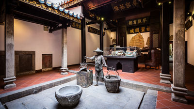 AMOY Hotel incorporates the restored Fuk Tak Chi Temple, now a museum showcasing Chinese immigrant heritage and Singapore’s oldest former temple turned cultural site.