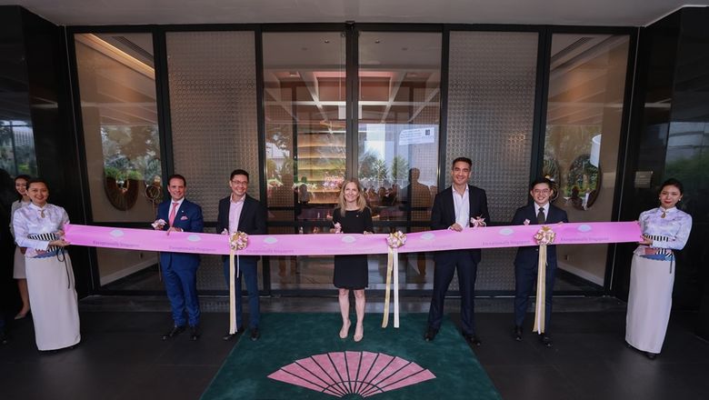 Philipp C. Knuepfer, general manager of Mandarin Oriental, Singapore and area vice president, operations; Jonathan Eu, CEO of Singapore Land Group; Joanna Flint, chief commercial officer of Mandarin Oriental Hotel Group; Matthew Bishop, chief financial officer of Mandarin Oriental Hotel Group; and Joseph Lim, GM investment & portfolio management of Singapore Land Group.