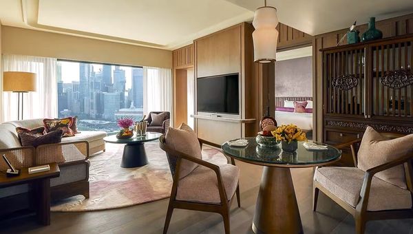 With floor-to-ceiling windows offering spectacular Marina Bay and Singapore skyline vistas, the 68sqm Marina Bay Suite is elegantly designed in magenta hues, reminiscent of the Singapore’s national flower.