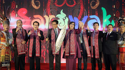 Left to right: Tourism Malaysia International Promotion Division (Asia/Africa) senior director Datuk Musa Yusuf; Sarawak Assistant Minister of Tourism, Arts & Culture Datuk Lee Kim Shin; Sarawak Minister of Tourism, Arts, Culture, Youth & Sports Datuk Hj Abdul Karim Rahman Hamzah; Sarawak Tourism Board CEO, Sharzede Datu Salleh Askor; Sarawak Tourism Board Chairman Datuk Haji Abdul Wahab Aziz; Sarawak Tourism Board Deputy Chairman, Hii Chang Kee; Tourism Malaysia Domestic and Events Senior Director, Dato’ Dr Ammar Ghapar at the launch of the logo in Kuala Lumpur.