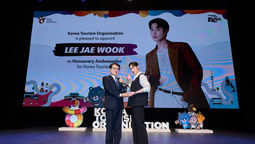 Lee Jae Wook accepts his appointment as Honorary Ambassador for the Korean Tourism Organization from Yoo Jin Ho, executive director of Tourism Product Development Department.