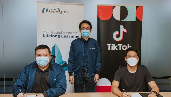 From left to right: Director of Infocomm Technology at NTUC LearningHub, Anthony Chew (signatory), CEO at NTUC LearningHub, Jeremy Ong (witness), and Head of Brand Partnerships for SEA at TikTok, David Jay Gomez (signatory). From left to right: Director of Infocomm Technology at NTUC LearningHub, Anthony Chew (signatory), CEO at NTUC LearningHub, Jeremy Ong (witness), and Head of Brand Partnerships for SEA at TikTok, David Jay Gomez (signatory).