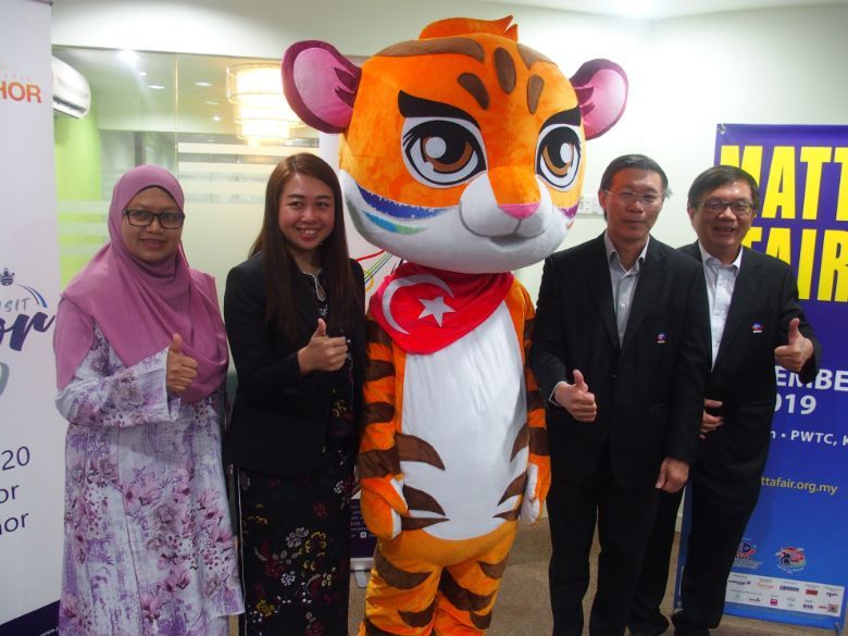 Joh, the cute mascot for Visit Johor 2020 flanked by (from left) Zihan Ismail, Liow Cai Tung, Datuk Tan Kok Liang and Puah Tai Neng.