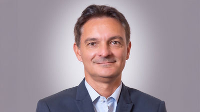 Stéphane Maquaire is a seasoned retail executive with global experience in brand transformation, real estate, and leadership at Carrefour.