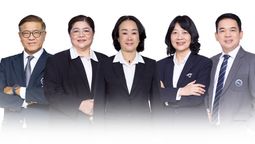 TAT’s deputy governors (from left) Kittipong Prapattong, Parichart Boonclai, Suphinda Onpanbong, Pattaraanong Na Chiangmai and Akkarawit Tapasith.