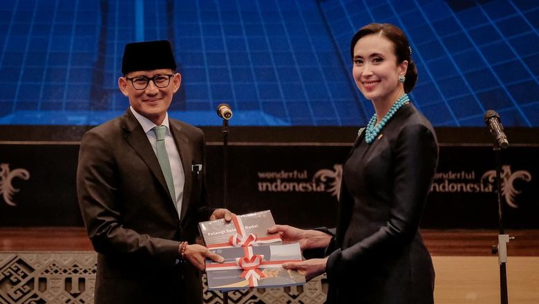 Widiyanti Putri Wardhana (right) succeeds Sandiaga Salahuddin Uno (left) as Indonesia's new Minister of Tourism.