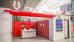 The complimentary zone at the DragonPass x Plaza Premium Lounge for Changsha High-speed Railway passengers.