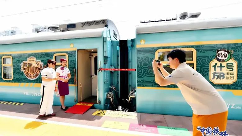 Providing a cultural experience at the Anjing railway station in Chengdu.
