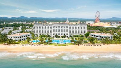 Sheraton Phu Quoc Long Beach Resort boasts a new look that blends subtle tropical accents with modern simplicity, alongside more initiatives to reduce plastic waste.